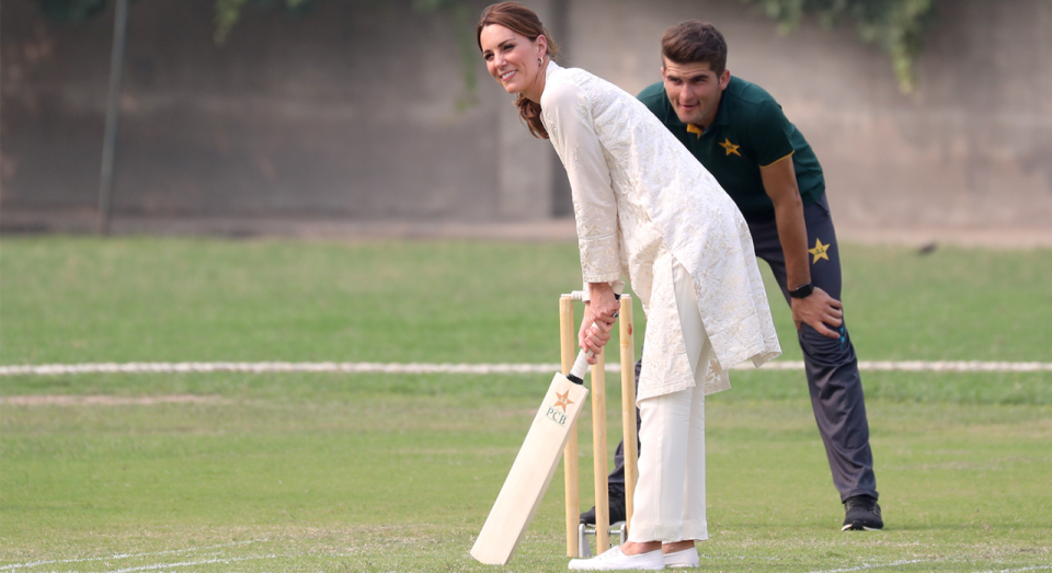 Für eine Partie Cricket bei Besuch der National Cricket Academy trug die Herzogin von Cambridge preiswerte Turnschuhe. [Foto: Getty]
