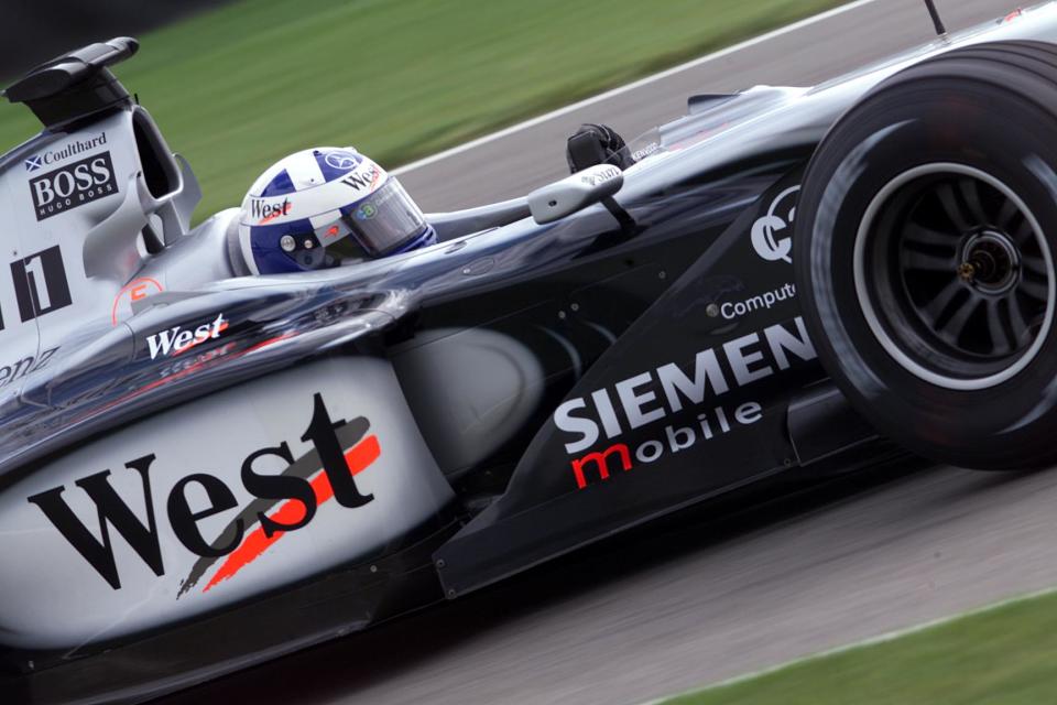 Coulthard con McLaren en la temporada 2001. (Foto: Clive Mason / ALLSPORT / Getty Images).