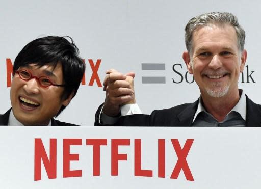 Netflix 週三在日本開播；執行長 Reed Hastings (右) 與諧星山裡亮太 (左) 。 (圖:AFP)