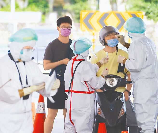   許多民眾7日利用假日騎乘機車前往北市科車來速做篩檢。（圖/羅永銘攝）