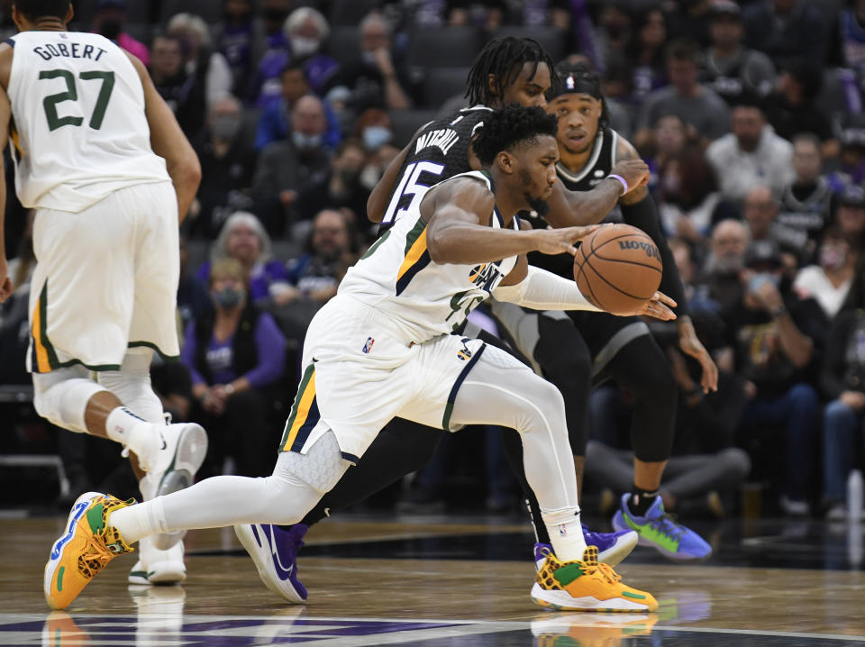 Utah Jazz's Donovan Mitchell goes to the basket against Sacramento Kings center Davion Mitchell during the first half of an NBA basketball game in Sacramento, Calif., Friday, Oct. 22, 2021. (AP Photo/José Luis Villegas)