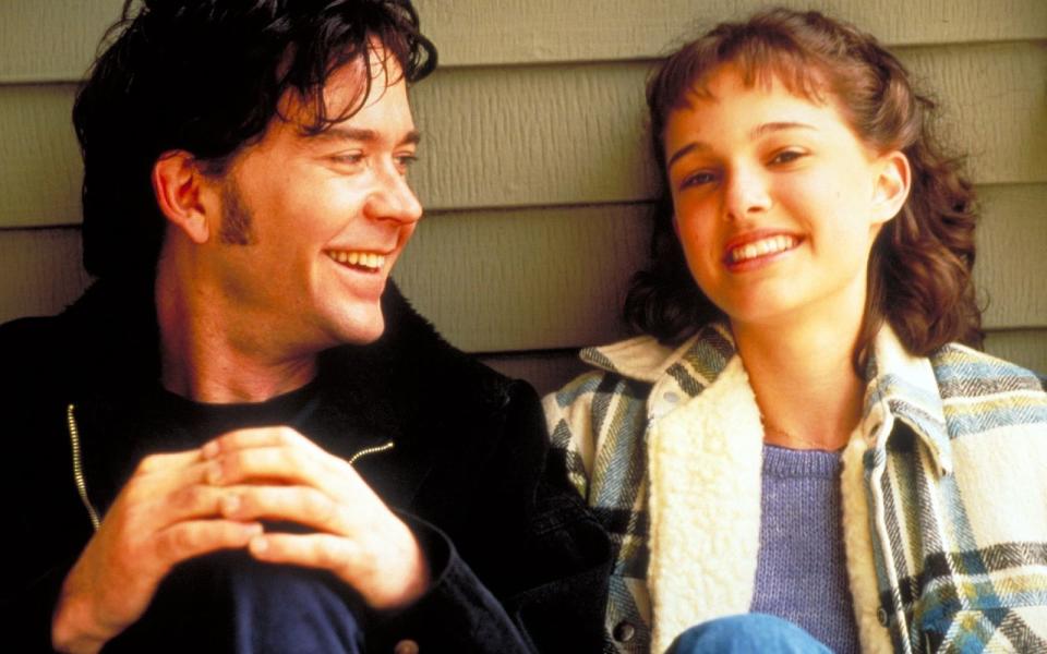 Auch in "Beautiful Girls" durfte Natalie Portman (nicht nur) mit ihren pubertären Reizen begeistern: In der Ensemble-Komödie spielte sie den frühreifen Teenager Marty, die mit ihrem älteren Nachbarn Willie (Timothy Hutton) flirtet. Eine Kritikerin der "New York Times" schrieb damals, dass Portman trotz ihrer zu "auffällig" angelegten Rolle allen die Schau stehle. (Bild: Lorey Sebastian / Kinowelt)