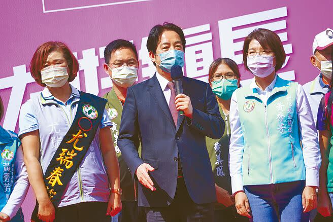 副總統賴清德（右二）24日到彰化為民進黨提名彰化縣長參選人黃秀芳站台，他痛批縣府與公所施政不佳，呼籲換人做。（吳建輝攝）