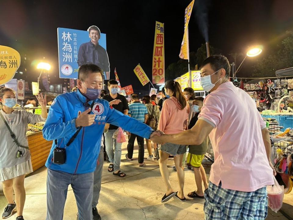 竹北市長候選人林為洲於竹北夜市拜票，他說，若當選將解決竹北夜市停車問題 。（記者彭新茹攝）