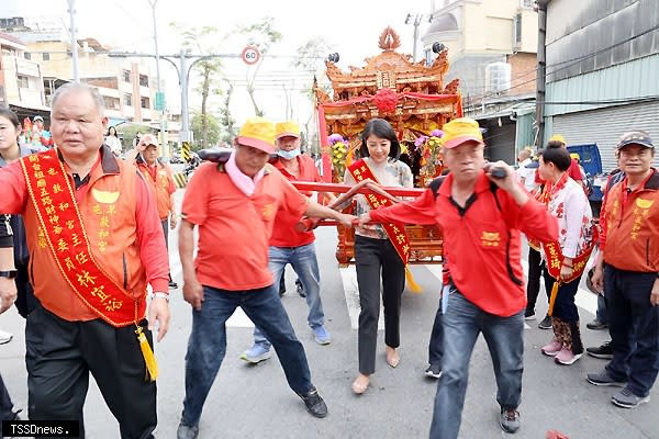 草屯敦和宮、台中玉闕朝仁宮步行遶境祈福，縣長許淑華在烏溪橋頭接駕。（記者蔡榮宗攝）