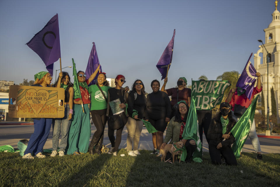 Miembros de la organización de derechos reproductivos Colectiva Bloodys y Projects posan para una fotografía durante una protesta en el exterior de un hospital público en Tijuana, México, el 28 de septiembre de 2023. La organización, que respalda los derechos reproductivos cerca de la frontera entre México y EEUU desde 2016, está formada por docenas de voluntarias mexicanas que respaldan a las mujeres que quieren poner fin a sus embarazos, ofreciendo acompañamiento virtual durante un protocolo de aborto en el que no se necesitan clínicas ni recetas. (AP Foto/Karen Castaneda)