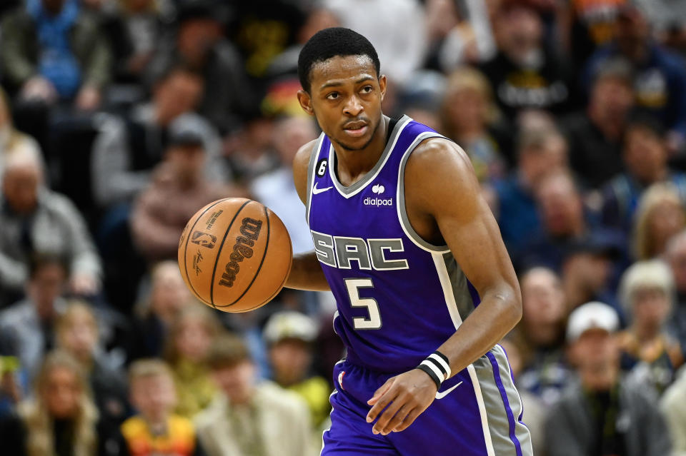 Kings All-Star De'Aaron Fox expects to play in Game 5 vs. the Warriors despite a fractured finger. (Alex Goodlett/Getty Images)