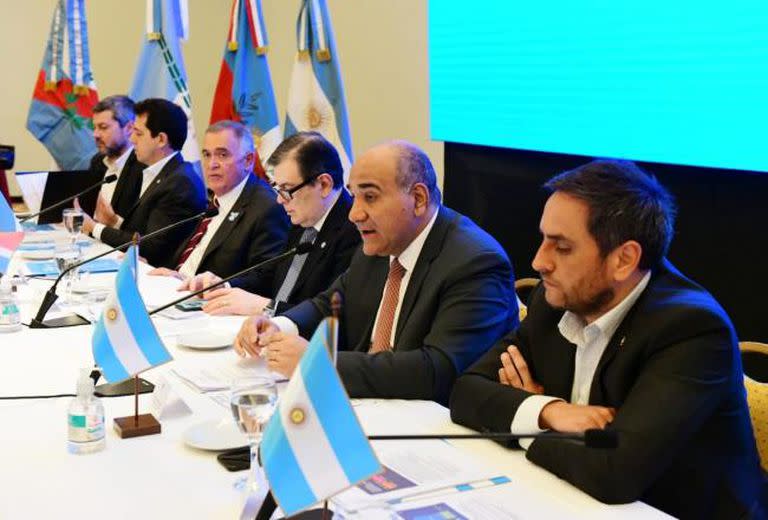 Eduardo "Wado" De Pedro y Juan Manzur encabezaron el encuentro con gobernadores del norte en Tucumán