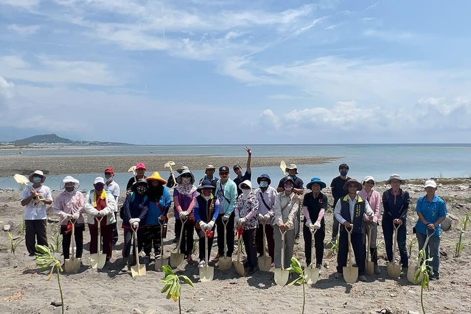 臺東縣環保局結合相關單位與在地居民，舉辦裸露地種樹活動，響應種樹綠化環境，改善卑南溪揚塵。