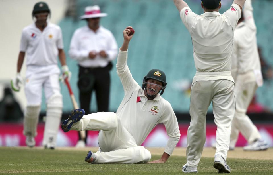 Australia's Matt Renshaw, center, appeals for catch on Pakistan's Misbah-ul-Haq during their cricket test match in Sydney, Australia, Thursday, Jan. 5, 2017. (AP Photo/Rick Rycroft)