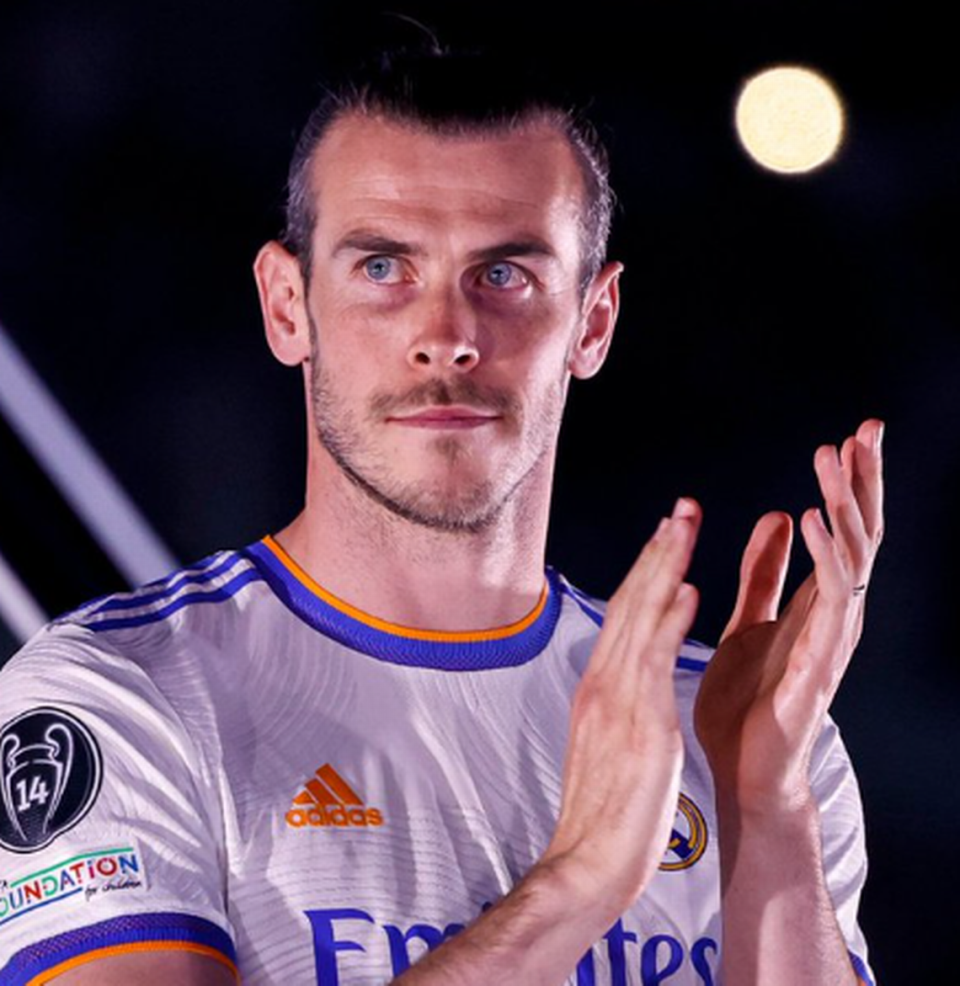 El equipo merengue también despidió al galés Gareth Bale, quien tras nueve temporadas en el conjunto blanco acaba su etapa al finalizar su contrato el próximo 30 de junio, en el que recuerda sus goles “maravillosos y decisivos” y le cataloga como “leyenda” del club “para siempre.