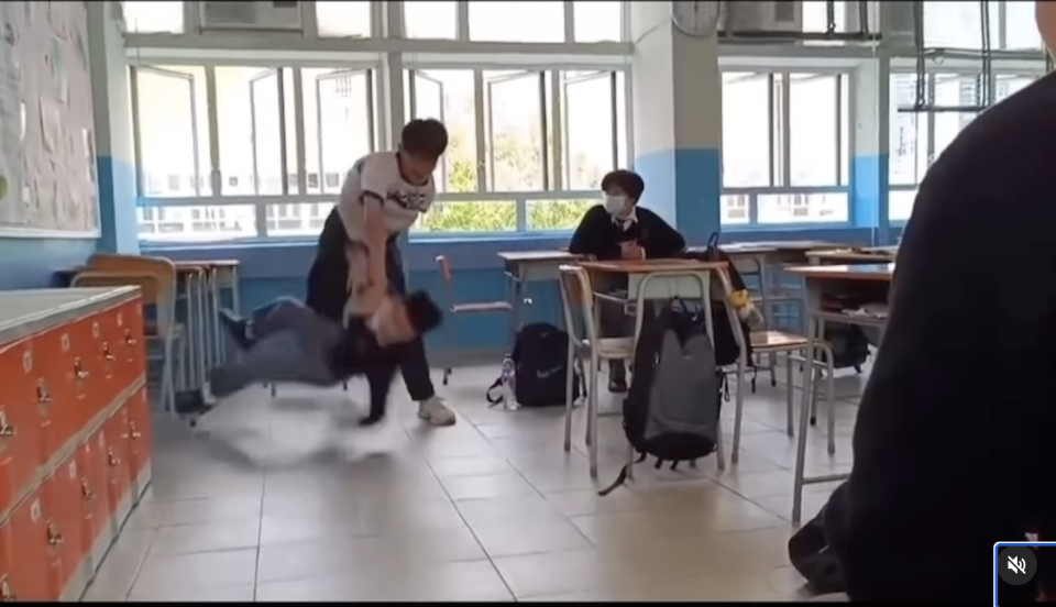 施襲同學踢跌同學後，再把他凌空摔倒。   （IG 短片撮圖）