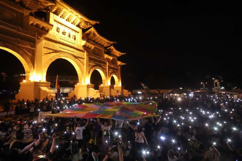 20200613-「抗爭未完，台港同行」反送中一週年晚會活動，晚會最後發起點亮連儂旗活動。（陳品佑攝）