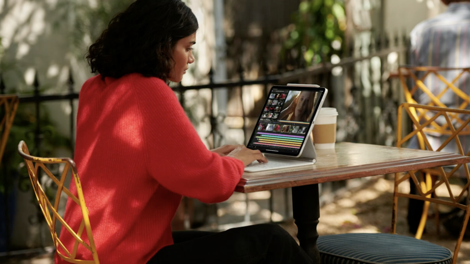 Mujer mirando un nuevo iPad