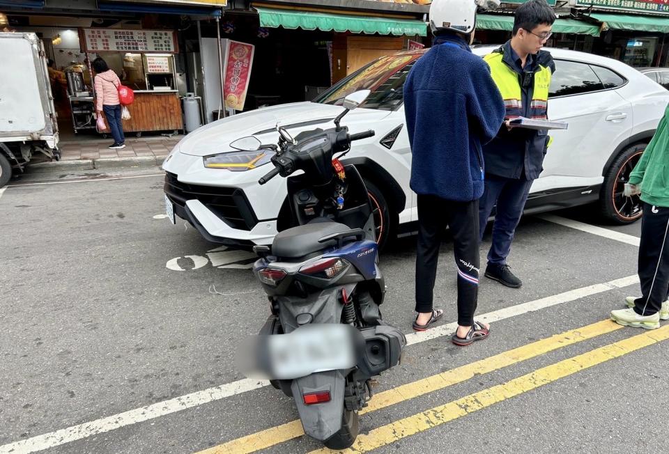 <strong>昨日新莊發生一起千萬休旅車車禍。（圖／翻攝畫面）</strong>