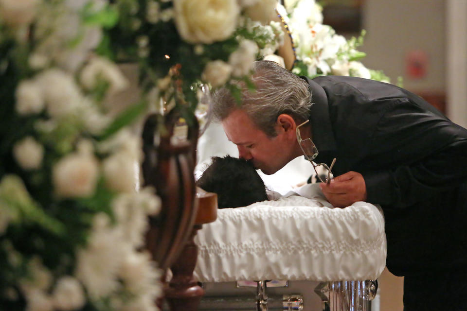 Juan Flores Senior verabschiedet sich von seinem Sohn. Der 11 Jahre alte Junge war in Houston auf dem Heimweg von der Schule niedergestochen worden. (Bild: Gary Coronado/Houston Chronicle via AP)