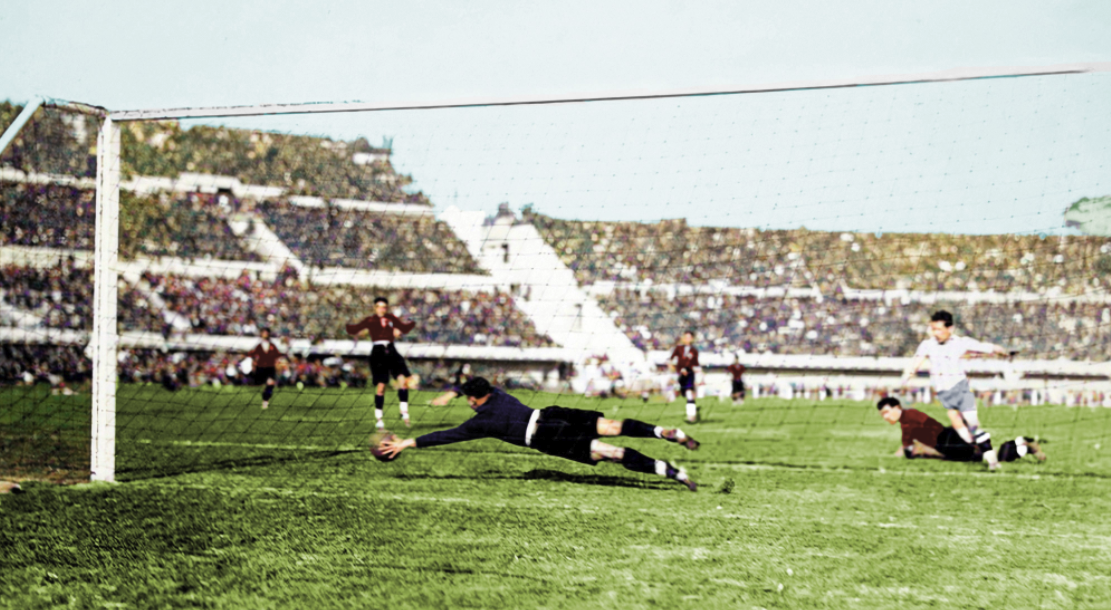 Óscar Bonfiglio tapa el primer penal en un Mundial de Fútbol en Uruguay 1930. (Foto: Captura de Twitter tomada de un tuit publicado por la cuenta Uniformes Selección Mexicana @UniformesSelec1)