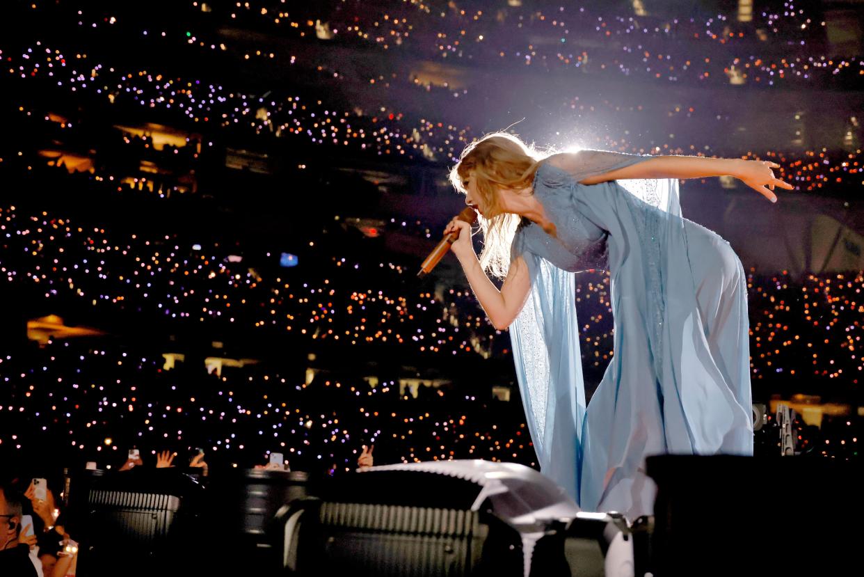 INGLEWOOD, CALIFORNIA - AUGUST 09: EDITORIAL USE ONLY. Taylor Swift performs onstage during 