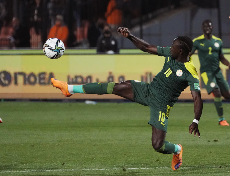 ARCHIVO - El delantero senegalés Sadio Mané intenta rematar en el partido contra Egipto por las elminatorias del Mundial, el 25 de marzo de 2022, en El Cairo. (AP Foto/Amr Nabil)