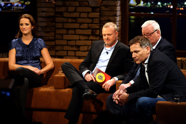 Von links: Verena Delius, Stefan Raab, Michael Fuchs (CDU) und Jan van Aken (Die Linke) bei "Absolute Mehrheit" (Bild: ddp images)