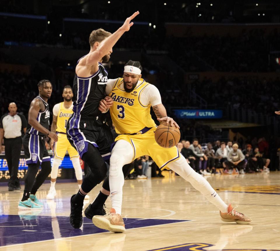 Kings forward Domantas Sabonis plays tight defense on Lakers forward Anthony Davis.