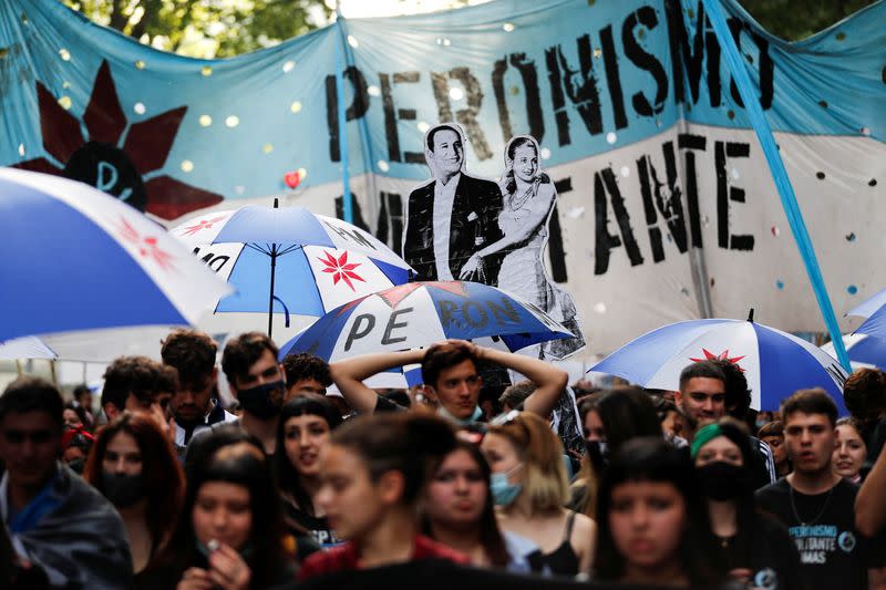 FILE PHOTO: Argentines demonstrate in support of Fernandez's administration during Loyalty Day