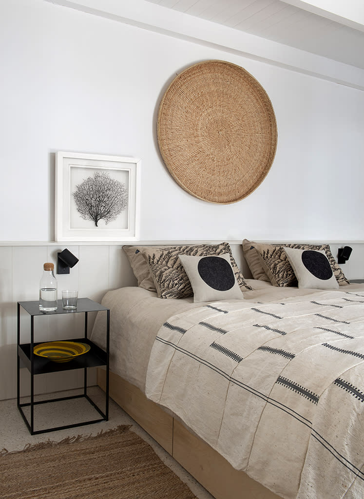 <p>Dans la chambre parentale, lit en bois confectionné sur mesure, draps en lin naturel (Mungo), couvre-lit (Lim) et coussins en lin imprimé ( <a href="http://www.leligne.fr/" rel="nofollow noopener" target="_blank" data-ylk="slk:Leligne;elm:context_link;itc:0;sec:content-canvas" class="link ">Leligne</a> et <a href="https://jacquesdesign.fr/" rel="nofollow noopener" target="_blank" data-ylk="slk:jacques Design;elm:context_link;itc:0;sec:content-canvas" class="link ">jacques Design</a>). Table de chevet (Lim), applique (Lane Wall light). Tapis ( <a href="http://www.moquettemrp.fr/" rel="nofollow noopener" target="_blank" data-ylk="slk:MRP;elm:context_link;itc:0;sec:content-canvas" class="link ">MRP</a>). Au mur, panier tressé (Mash) et gorgone encadrée chinée au Cap.</p> <br><br><a href="https://www.elle.fr/Deco/Reportages/Visites-maisons/Maison-de-pecheur-metamorphosee-dans-une-reserve-naturelle-d-Afrique-du-Sud#xtor=AL-541" rel="nofollow noopener" target="_blank" data-ylk="slk:Voir la suite des photos sur ELLE.fr;elm:context_link;itc:0;sec:content-canvas" class="link ">Voir la suite des photos sur ELLE.fr</a><br><h3> A lire aussi </h3><ul><li><a href="https://www.elle.fr/Deco/Reportages/Visites-maisons/Un-mas-provencal-superbement-renove-dans-les-Alpilles#xtor=AL-541" rel="nofollow noopener" target="_blank" data-ylk="slk:Un mas provençal superbement rénové dans les Alpilles;elm:context_link;itc:0;sec:content-canvas" class="link ">Un mas provençal superbement rénové dans les Alpilles </a></li><li><a href="https://www.elle.fr/Deco/Reportages/Visites-maisons/Deco-noir-ebene-l-inspiration-brute-de-cette-maison-de-campagne#xtor=AL-541" rel="nofollow noopener" target="_blank" data-ylk="slk:Déco noir ébène : l’inspiration brute de cette maison de campagne;elm:context_link;itc:0;sec:content-canvas" class="link ">Déco noir ébène : l’inspiration brute de cette maison de campagne</a></li><li><a href="https://www.elle.fr/Deco/Reportages/Visites-maisons/Un-eco-lodge-somptueux-au-pied-du-mont-Kenya#xtor=AL-541" rel="nofollow noopener" target="_blank" data-ylk="slk:Un éco-lodge somptueux au pied du mont Kenya;elm:context_link;itc:0;sec:content-canvas" class="link ">Un éco-lodge somptueux au pied du mont Kenya</a></li><li><a href="https://www.elle.fr/Deco/Reportages/City-guide/boutiques-decoration-au-cap#xtor=AL-541" rel="nofollow noopener" target="_blank" data-ylk="slk:Les meilleures adresses déco au Cap;elm:context_link;itc:0;sec:content-canvas" class="link ">Les meilleures adresses déco au Cap </a></li><li><a href="https://www.elle.fr/Astro/Horoscope/Quotidien#xtor=AL-541" rel="nofollow noopener" target="_blank" data-ylk="slk:Consultez votre horoscope sur ELLE;elm:context_link;itc:0;sec:content-canvas" class="link ">Consultez votre horoscope sur ELLE</a></li></ul>