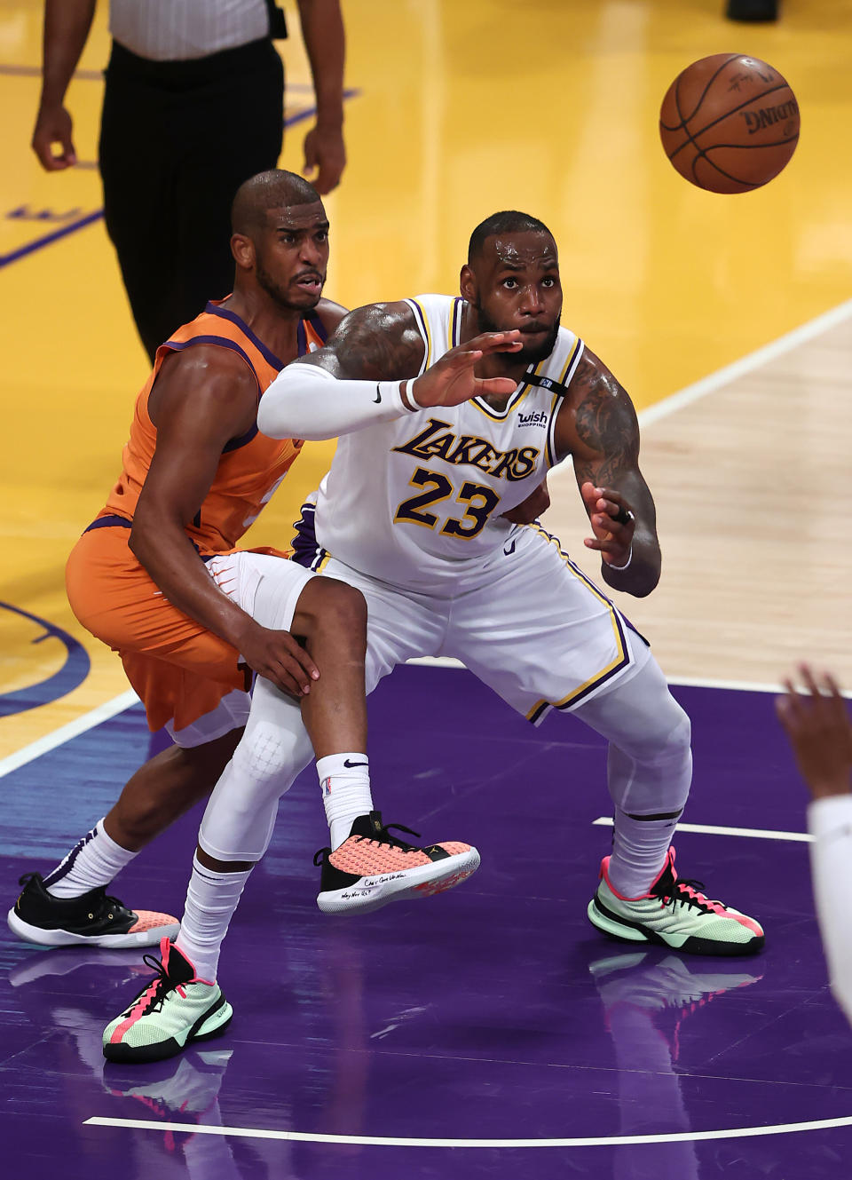 Chris Paul（圖左）與LeBron James。（Photo by Sean M. Haffey/Getty Images）