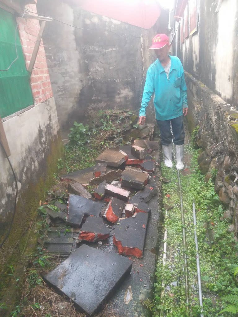 南化區一民宅屋頂紅磚震落。（記者張淑娟翻攝）