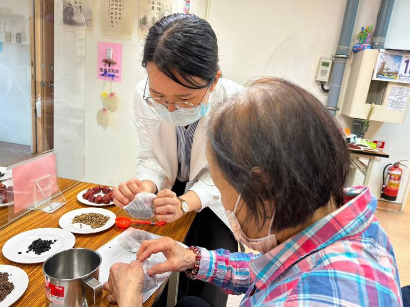 臺中慈濟記憶保養班長輩奉茶　纖體舒壓茶慶婦女節