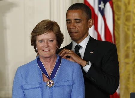 U.S. President Barack Obama awards a 2012 Presidential Medal of Freedom to former University of Tennessee basketball coach Pat Summitt during a ceremony in the East Room of the White House in Washington, May 29, 2012. REUTERS/Kevin Lamarque