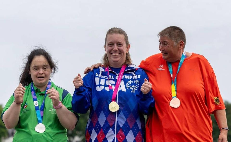 Charlotte Lewis on the podium for the 200-meter with second place (Ireland) and third place (Germany).