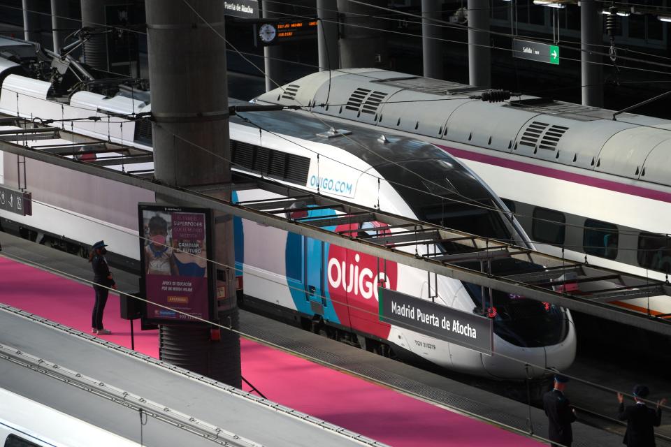 Un tren de Ouigo en la estación de Puerta de Atocha de Madrid. (Foto: PIERRE-PHILIPPE MARCOU/AFP via Getty Images)