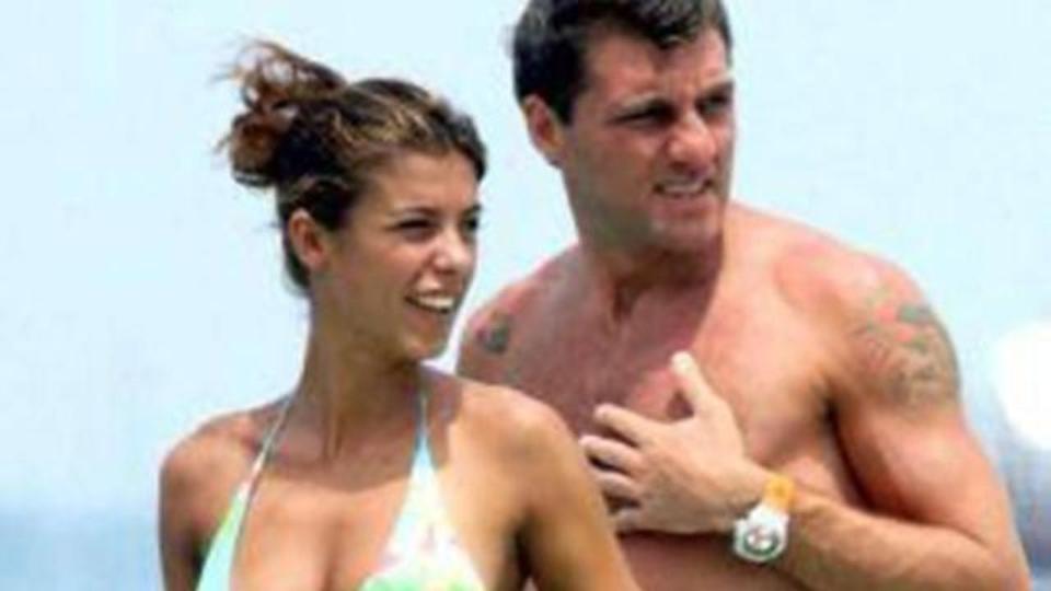 La relazione con Christian Vieri fu molto chiacchierata, a tal punto che è diventata una delle donne più conosciute nell'ambiente dei tifosi calcistici.