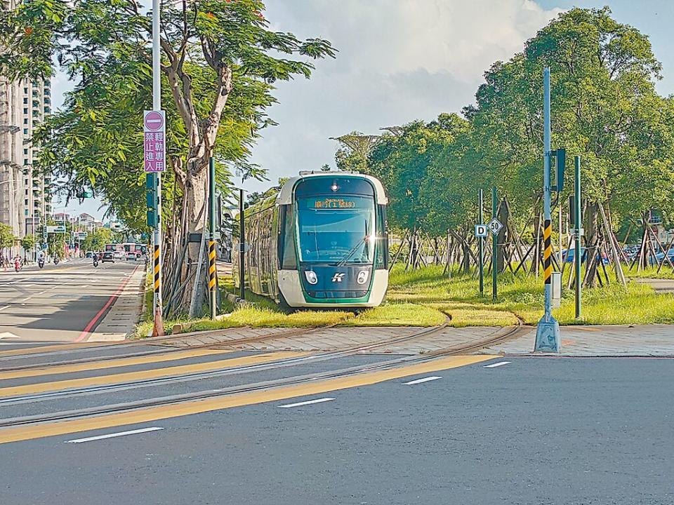 高雄輕軌為降低列車運轉音量，會於轉彎處灑水降低列車轉彎發出的高頻噪音，高捷公司強調不會對鋼軌壽命造成影響。（任義宇攝）