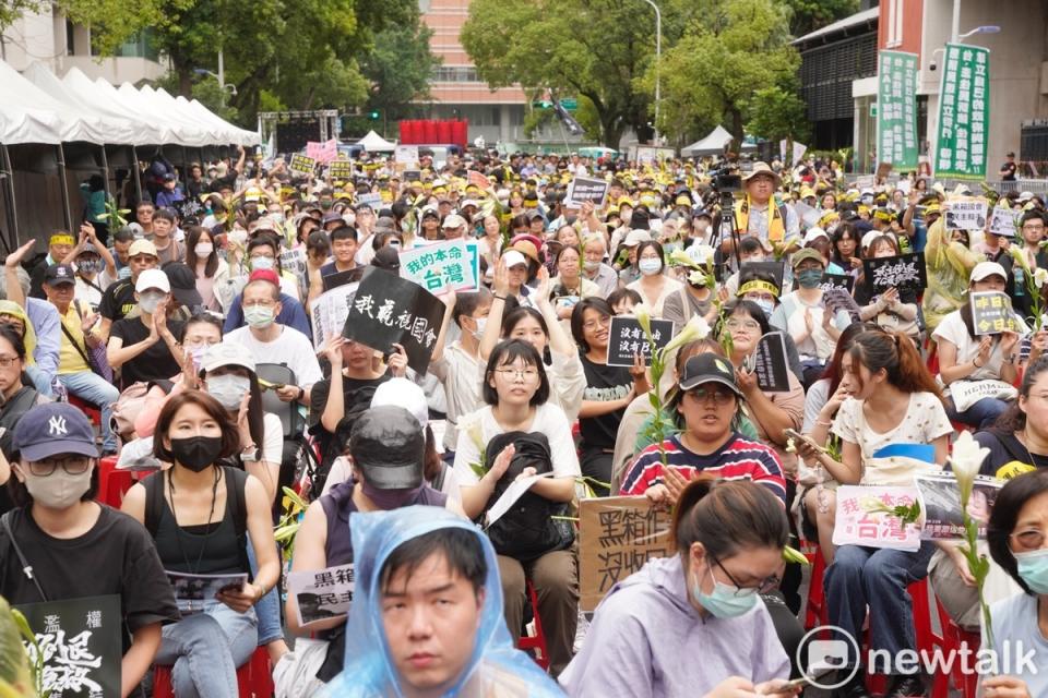 立法院今天續審國會擴權法案，今(24)日民眾持續集會抗議，截至下午3時立法院前現場已湧入超過2萬人（圖為濟南路的抗議現場）。   圖：張良一／攝