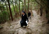 Una monja camina hacia el templo Karematsu a un servicio ecuménico en Nagasaki, Japón.