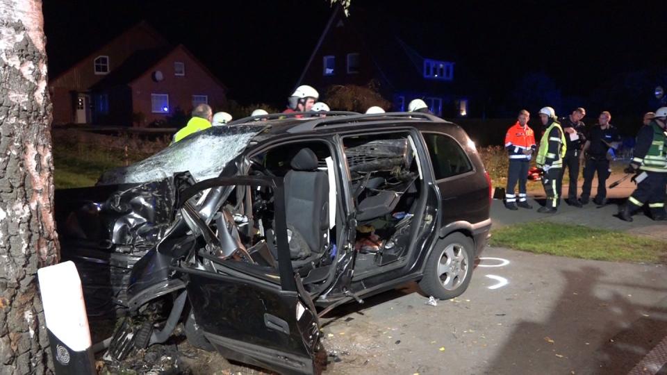 Das Wrack des verunglückten Wagens.