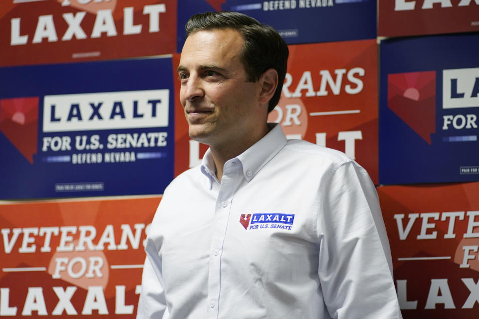 ARCHIVO - Adam Laxalt, candidato republicano al Senado por Nevada, espera a hablar en un evento de campaña el 11 de junio de 2022, en Las Vegas. (AP Foto/John Locher)