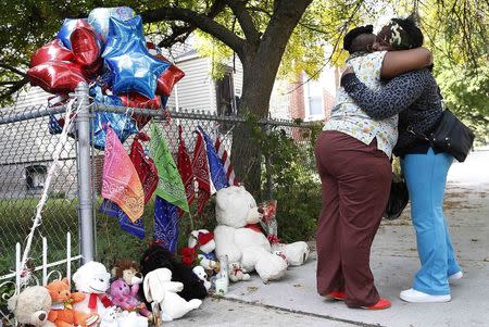 Tawana Macon (R) gets a hug at a vigil set up for her son Demureye Macon who was shot and killed in Chicago, Illinois, October 1, 2014. REUTERS/Jim Young