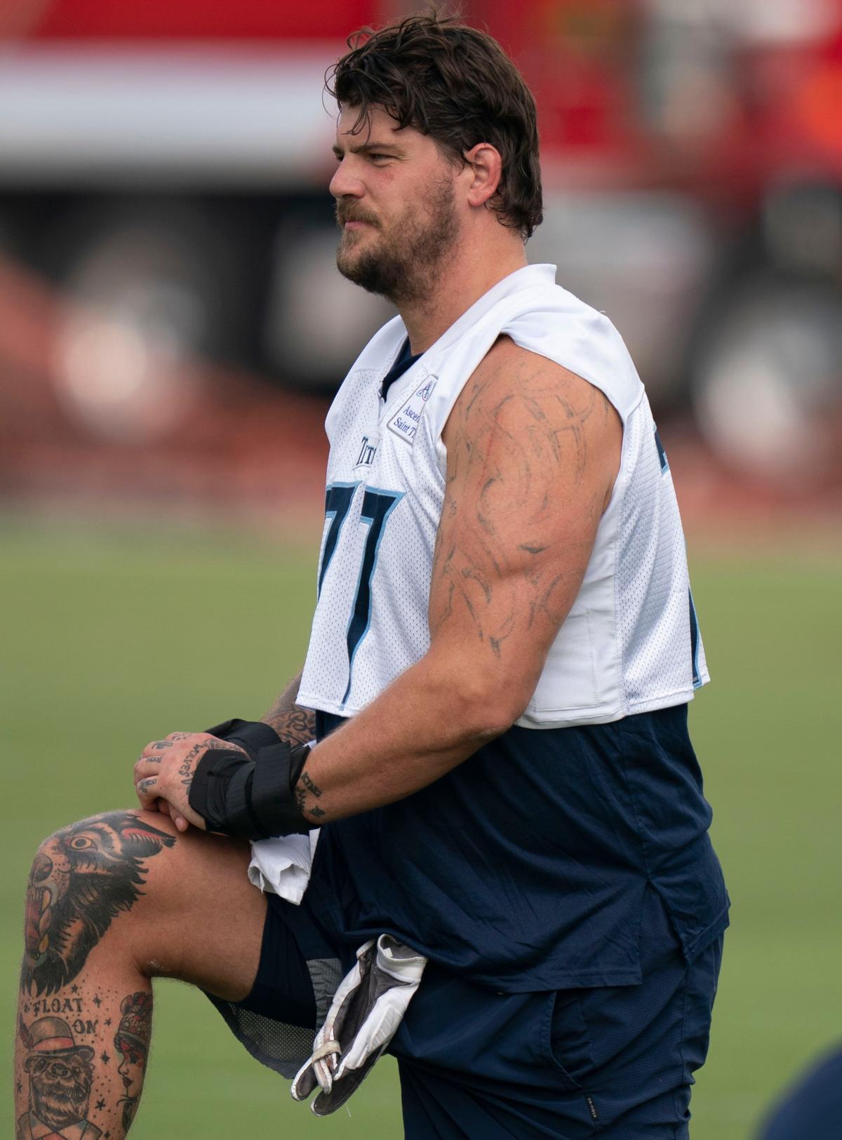 Tennessee Titans OL Taylor Lewan, eccentric Predators fan, got a visit from  the Stanley Cup