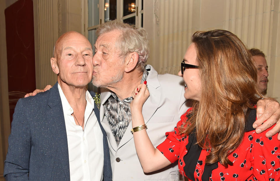 LONDRES, INGLATERRA - 26 DE JULIO: Sir Patrick Stewart, Sir Ian McKellen y Sunny Ozell asisten a la prensa la noche después de la fiesta de 