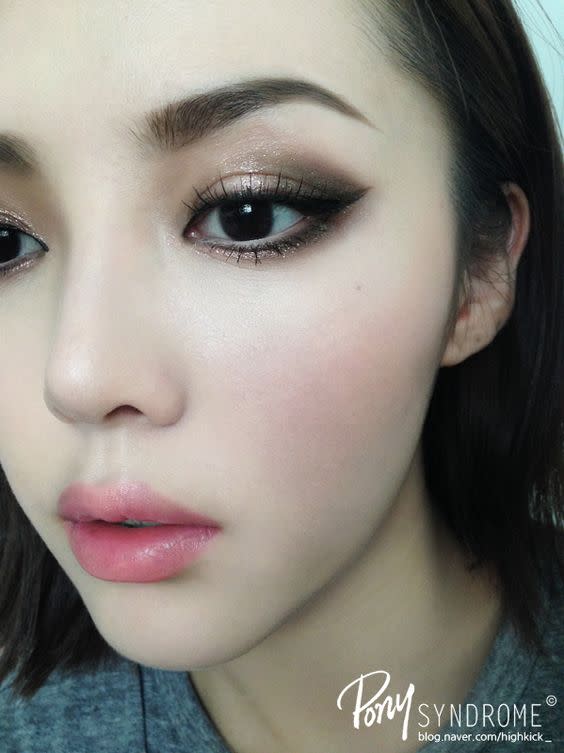 silver-black makeup More: 
