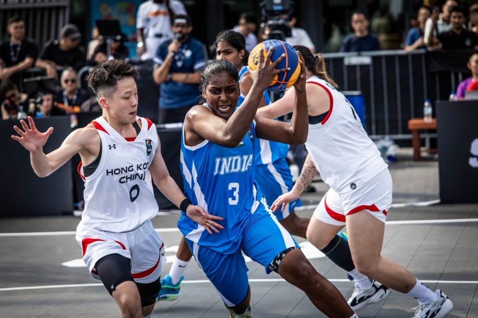 李祉均（左）今仗全場只得1分。（圖：FIBA 3×3官方網站）