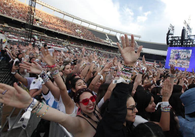 El público en la primera fila durante la espera para Taylor Swift