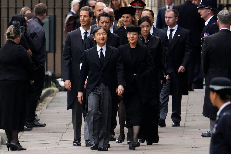 日本德仁天皇伉儷拒絕搭乘專車前往英國女王國葬會場的禮遇，選擇與他國政要一同搭乘接送巴士。（AP）