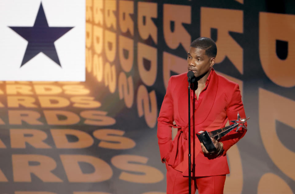 Kirk Franklin accepting a BET Award.