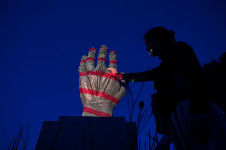 Este viernes habrá un nuevo Picnic bajo las estrellas entre esculturas en Pinamar: "La mano del destino" de Rubén Locaso, intervenida por un mapping; el artista creía que su obra, que está emplazada en el parque del Golf, era una antena que recibía información del universo
