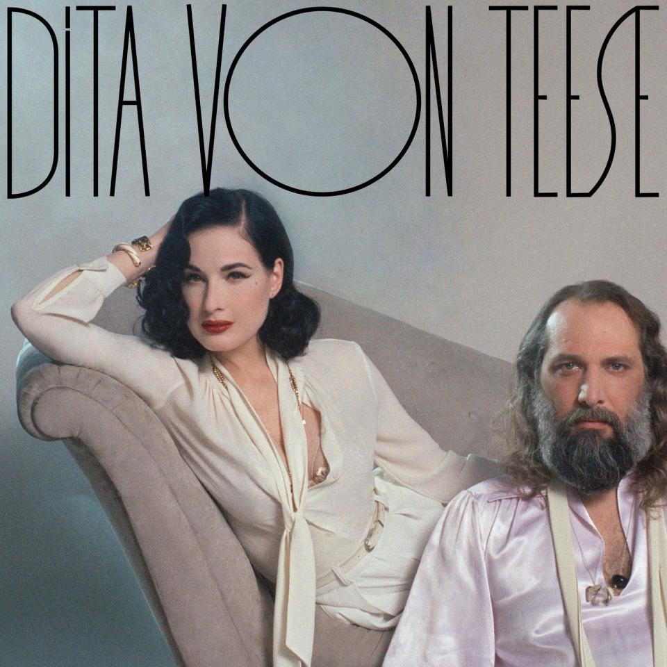 2018 veröffentlichte Dita Von Teese ein eigenes Musik-Album, das ihr von dem französischen Songwriter Sébastien Tellier auf den Leib geschrieben wurde und das sie schlicht "Dita Von Teese" nannte. Wie das klingt, wenn Von Teese singt? Genau so, wie man es sich vorstellt: sinnlich, sexy und ziemlich retro. Daneben war die Tänzerin auch schon auf Singles von Monarchy und Die Antwoord zu hören. (Bild: Record Makers/Cargo)