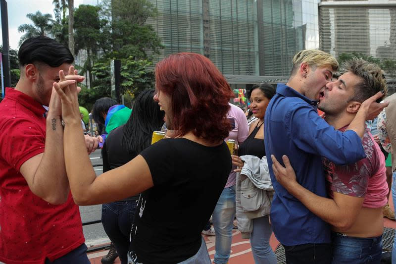 Miembros de la comunidad homosexual participan en la vigésima edición de Desfile del Orgullo Gay este domingo 29 de mayo de 2016, en la céntrica Avenida Paulista de Sao Paulo (Brasil). EFE/Sebastião Moreira